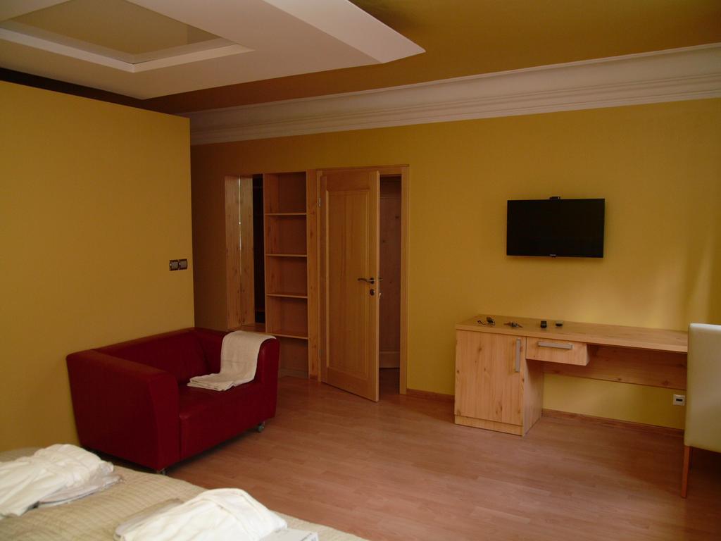 Apartments And Suites Kremnica Room photo